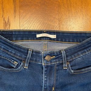 LEVI SKINNY JEANS SZ 4/27